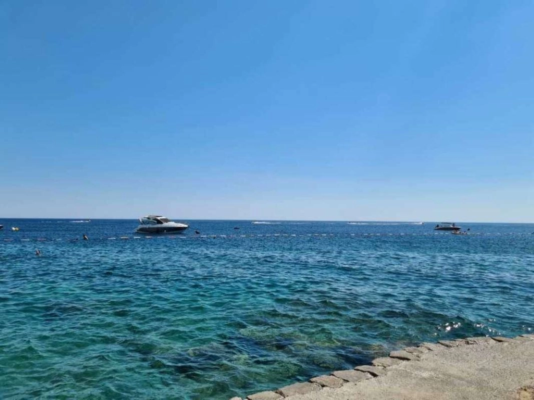 Hrvatska: Na poznatoj plaži Ičići zabranjeno kupanje, povećane vrijednosti bakterije E. coli